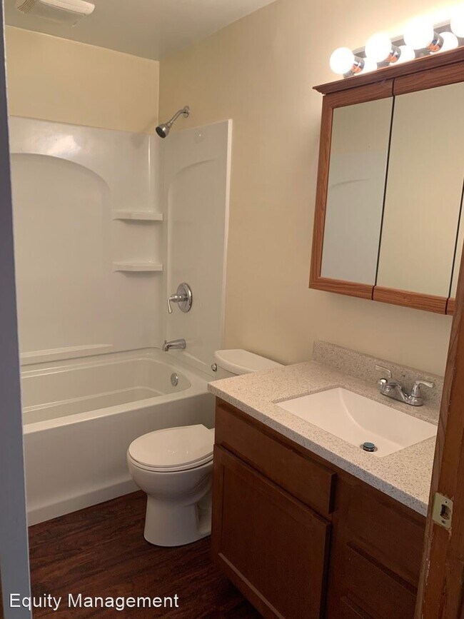Building Photo - 2 br, 1 bath House - 500 N. St Clair