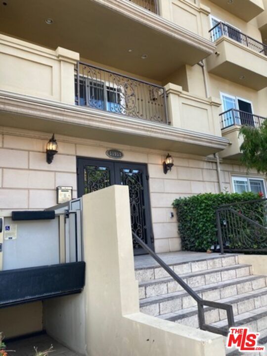 Foto principal - 11911 Mayfield Ave