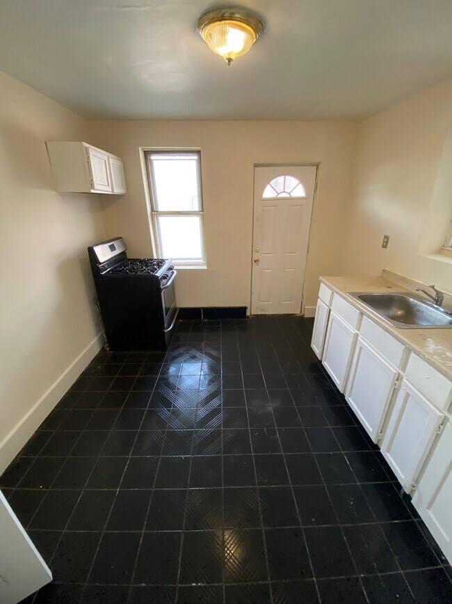 Foto del edificio - 5821 N Woodstock St