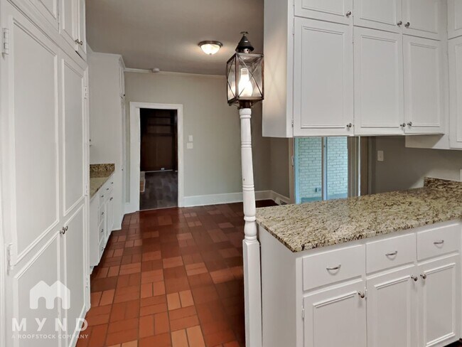Building Photo - 127 Forest Hills Dr