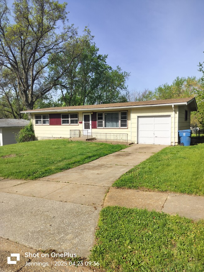 Building Photo - 9013 Dever Dr