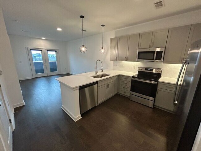 Foto del edificio - Beautiful 1-Bedroom Townhouse with Modern ...