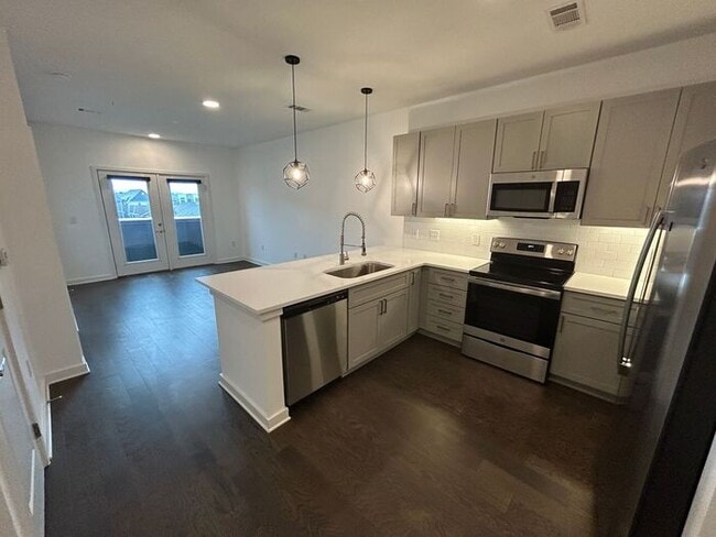 Building Photo - Beautiful 1-Bedroom Townhouse with Modern ...