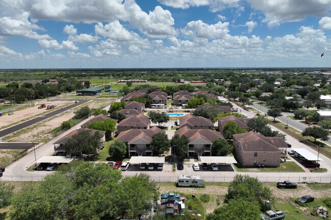Aerial Context - La Villa De Alton
