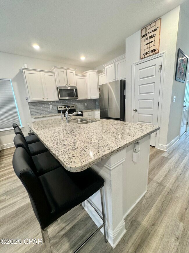 Building Photo - 560 Melrose Wy