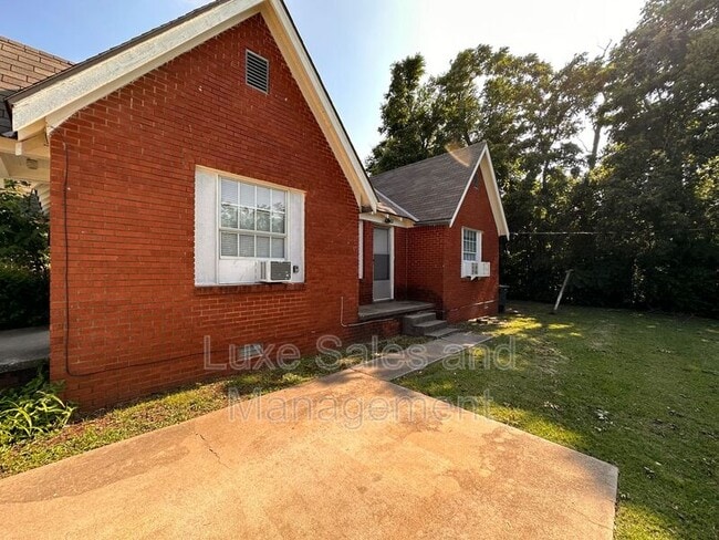 Building Photo - 503 N Baumann Ave