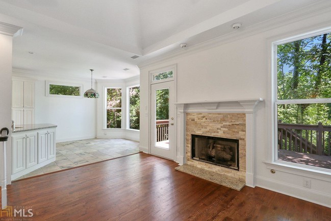 Building Photo - 3645 Lakeview Dr