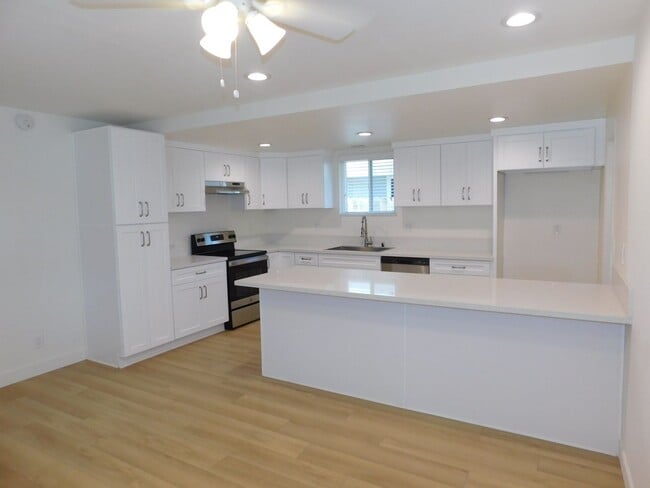 Foto del edificio - Stunning 4BD, 2.5 BA, 1 Story Single Family Home in Fountain Valley