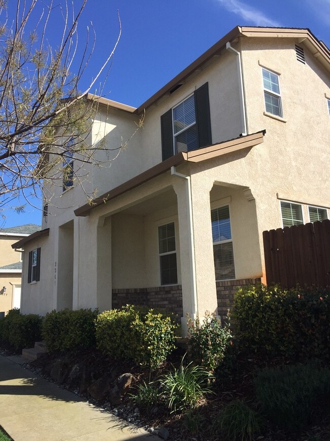 Building Photo - Townhouse in the Villages at Shasta View G...