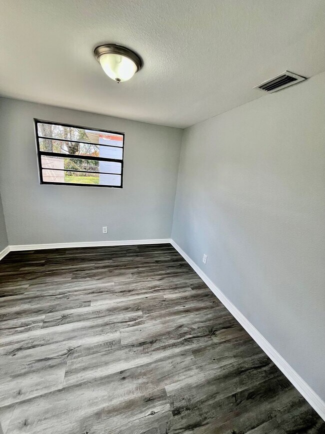 Foto del edificio - Spacious 5BR/1BA Winter Haven Home! No Application fee!