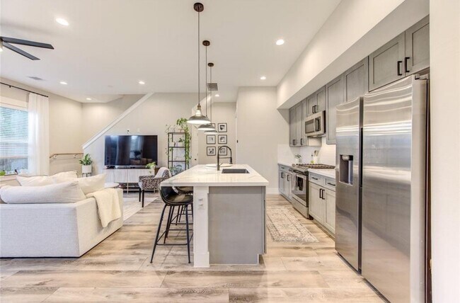 Foto del edificio - 704 Pinemont Cyn Ln