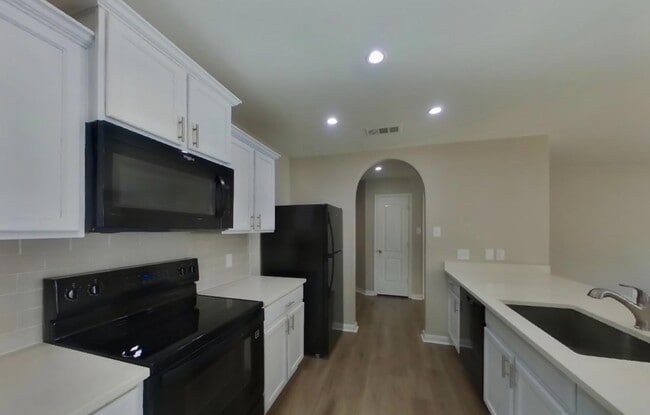 Foto del edificio - AVAILABLE NOW