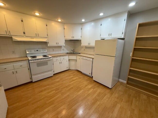 Building Photo - St. Anthony Park ! Rarely Available ! 2 Be...