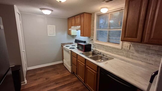 Foto del edificio - 2720 Clayton Dr NW