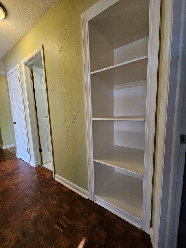 Building Photo - (3) Bed/(1.5) Bath Near Core Norman and OU...