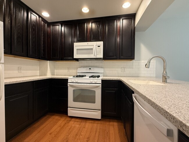 Building Photo - 3208 Bolgos Cir