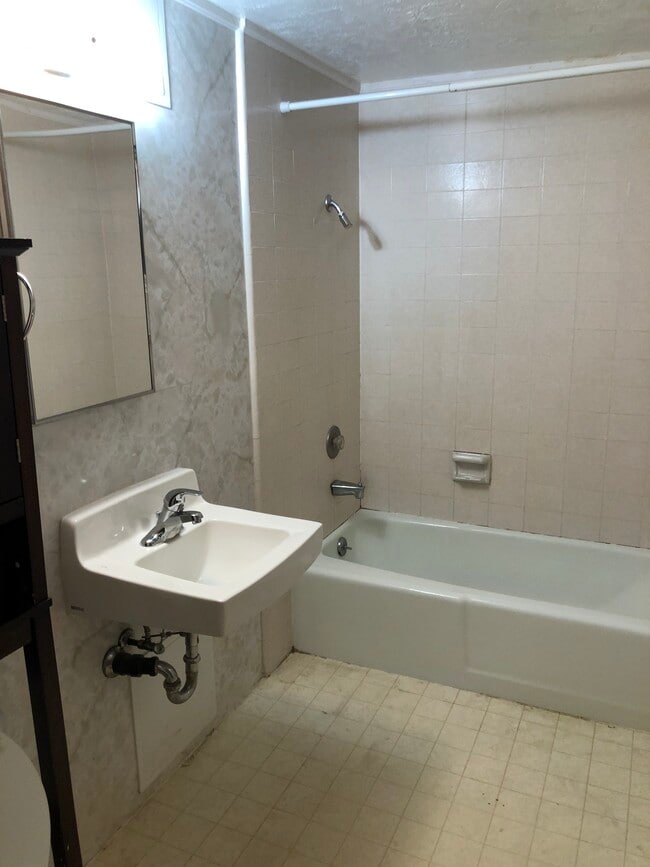Building Photo - 379 E 400 S