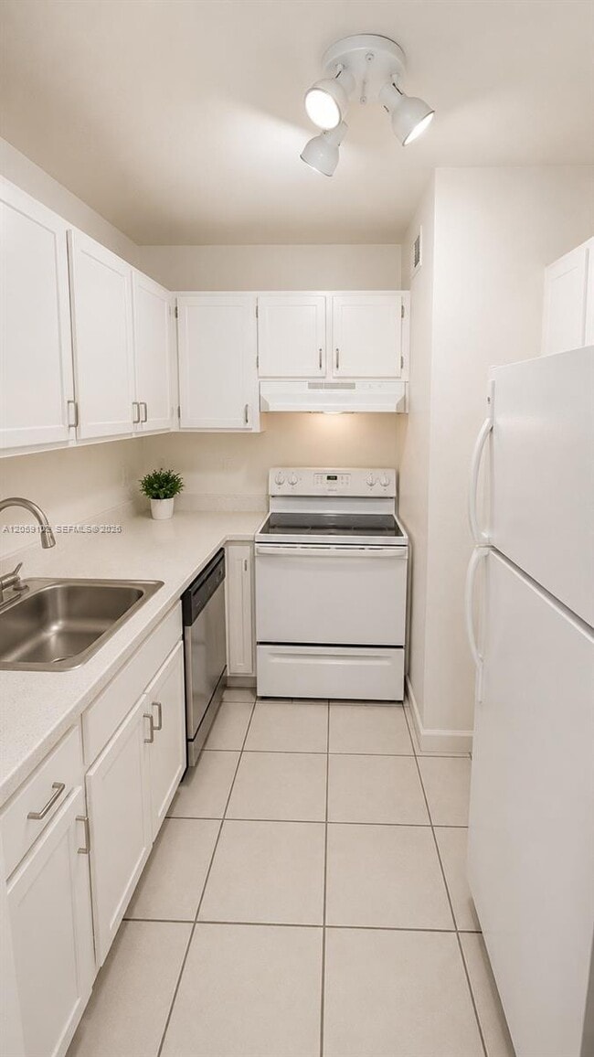Building Photo - 13710 SW 90th Ave