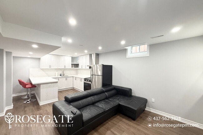 Building Photo - Newly Renovated 1-Bedroom Apartment in Woo...