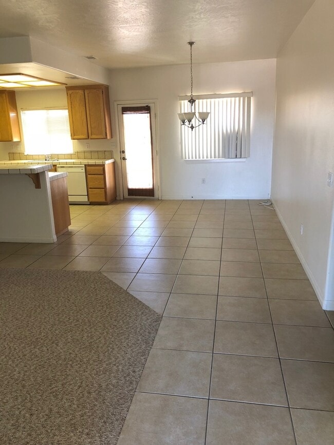 Building Photo - Adorable 3 bedroom Hesperia home!