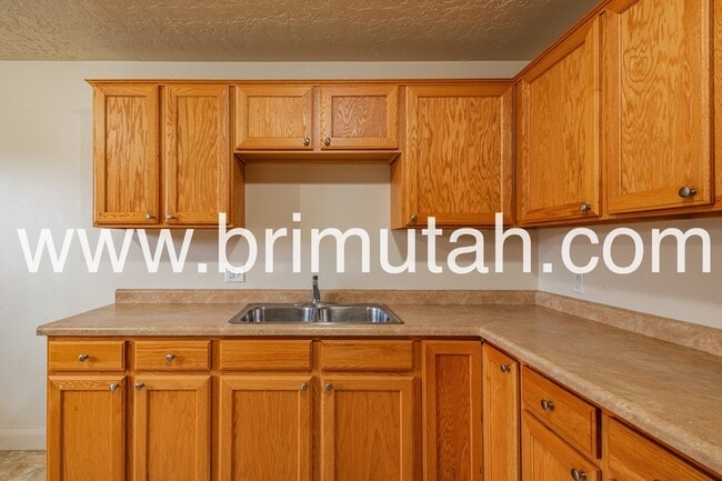 Building Photo - 2241 E Laney Ave