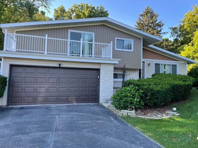 Building Photo - S24W22798 Morningside Dr