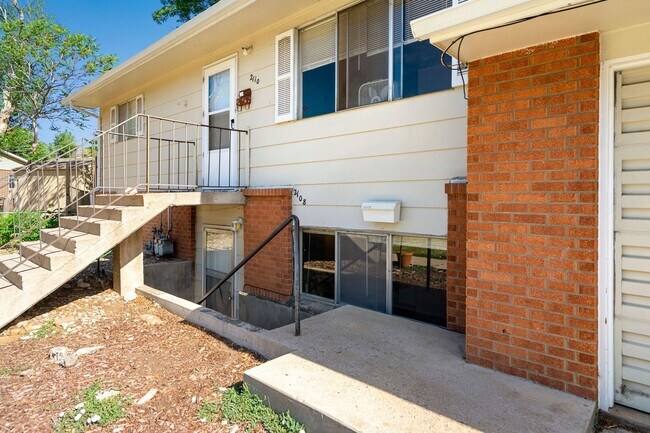 Building Photo - 2108 Applewood