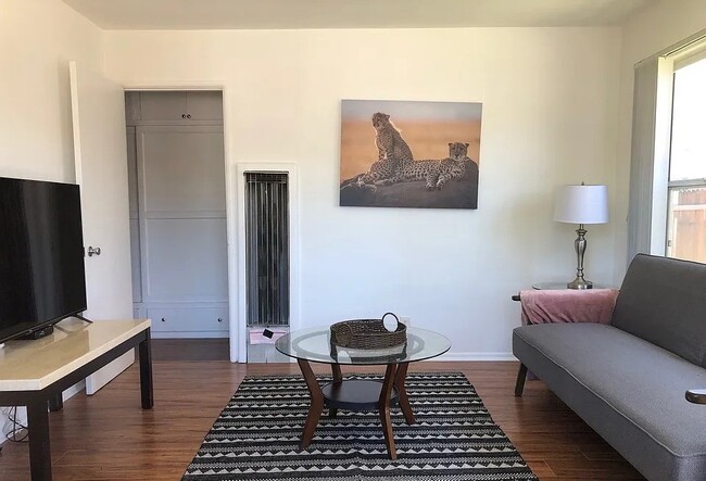 Building Photo - 4019 1/2 McLaughlin Ave