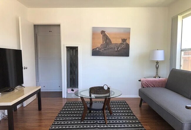 Foto del edificio - 4019 1/2 McLaughlin Ave