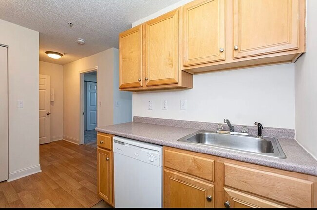 Building Photo - 200 Market St