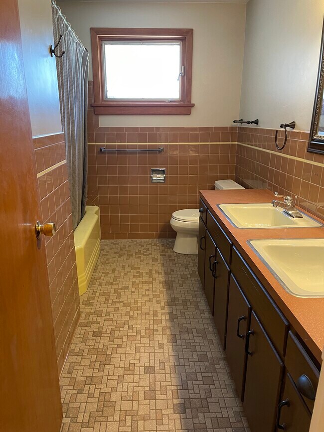 Building Photo - 5411 E Dickenson Pl