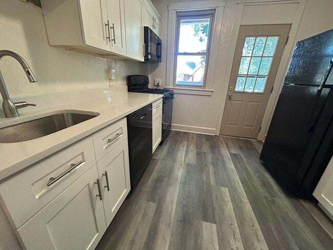 Building Photo - Perfect 3 BR Townhouse in Lovely Squirrel Hill Location! Private Backyard & MORE!! CALL TODAY!