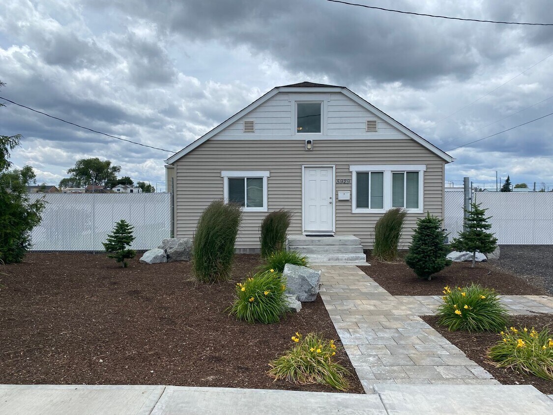 Primary Photo - Completely remodeled 2+ bedroom-1 bath house