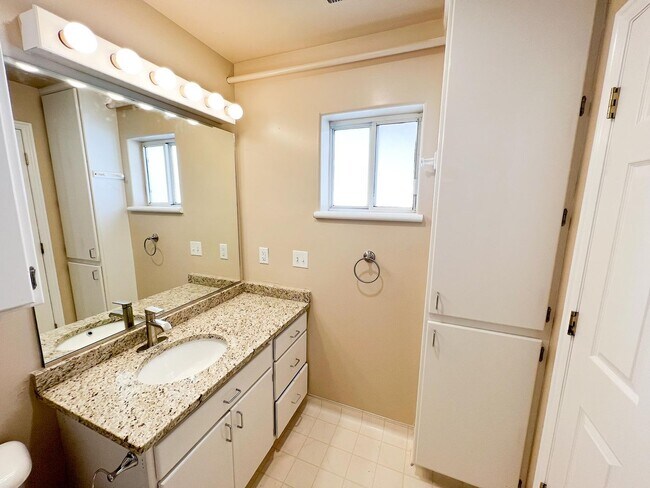 Foto del edificio - S207 Renovated Studio Apartment! Utilities Included!