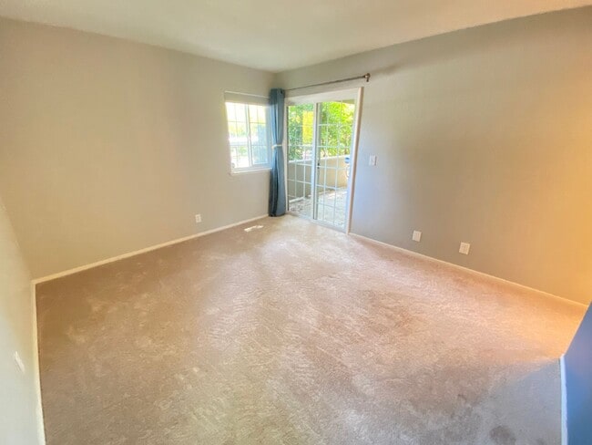 Building Photo - Advent - Low Deposit Condo W/ Parking, Lau...