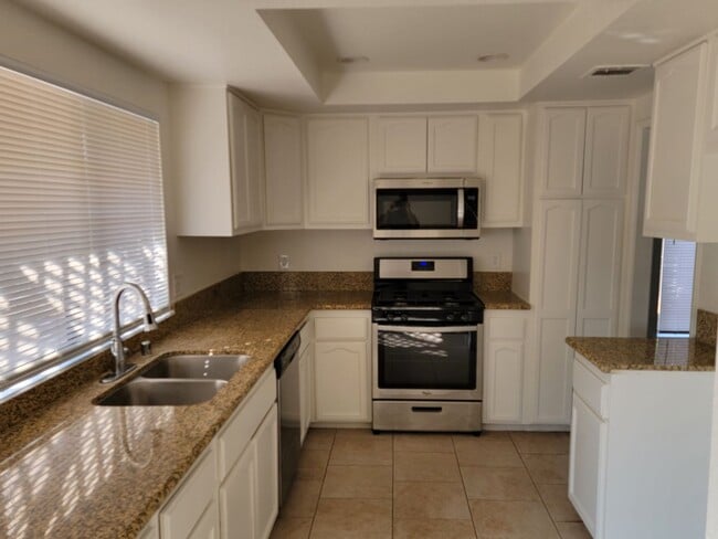 Building Photo - 3 Bedroom 1 3/4 Bath HOUSE with 2 car garage