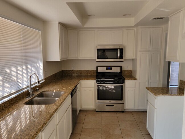 Foto del edificio - 3 Bedroom 1 3/4 Bath HOUSE with 2 car garage