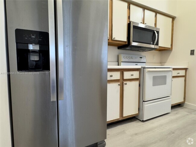 Building Photo - 2880 N Oakland Forest Dr