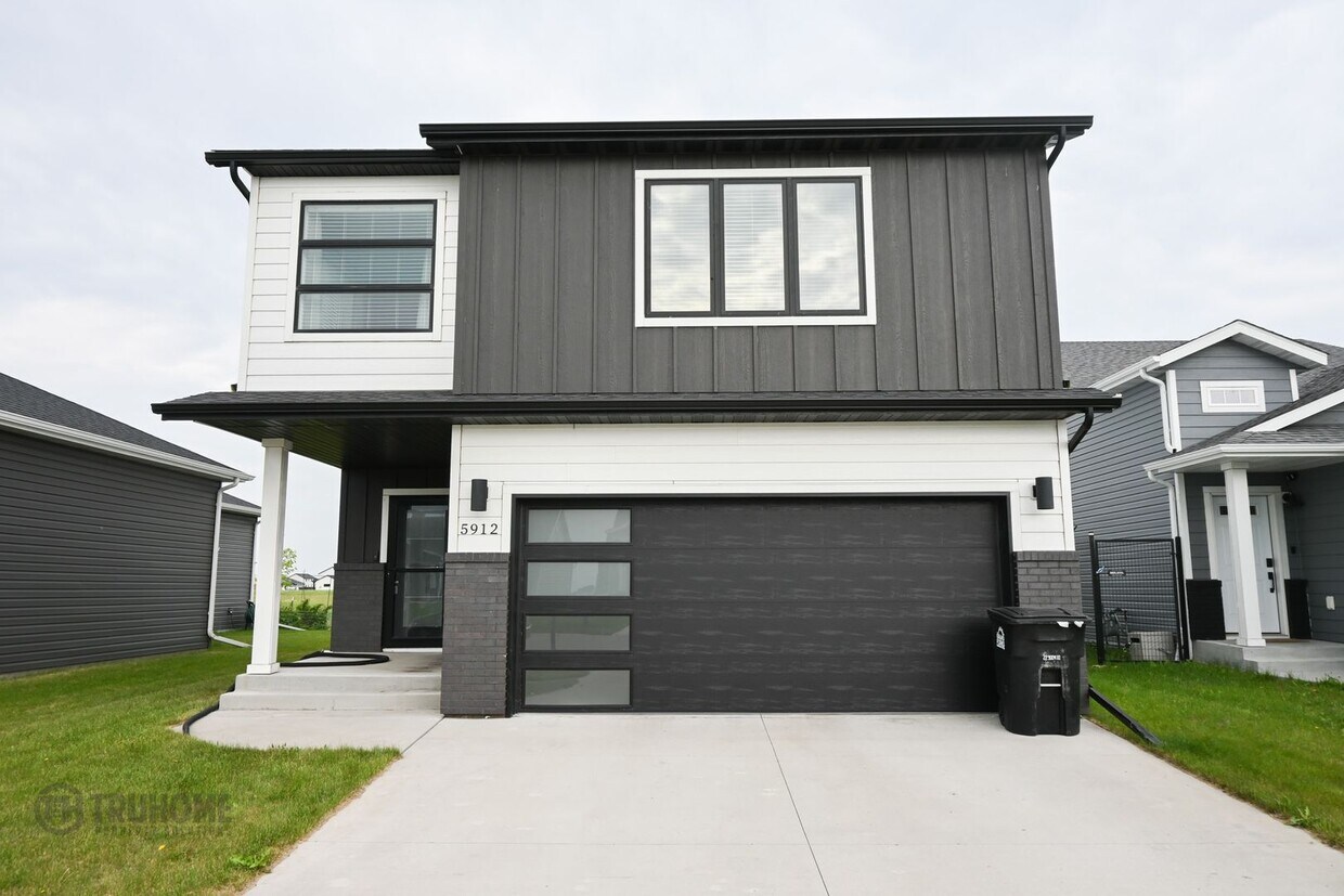 Primary Photo - 4 Bed 3 Bath House for Rent!