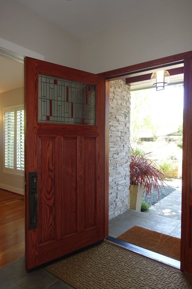 Building Photo - GREAT North Los Altos Home, large rooms, v...