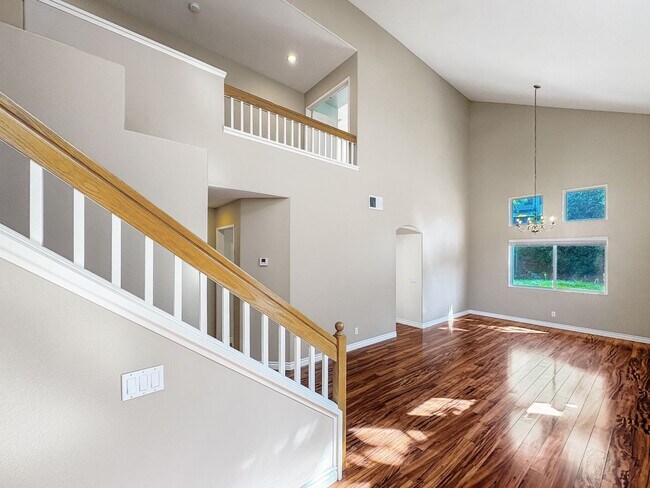 Foto del edificio - Bright & Spacious 4B/3BA Scripps Ranch Home - New AC, Hardwood Floors, Backyard!