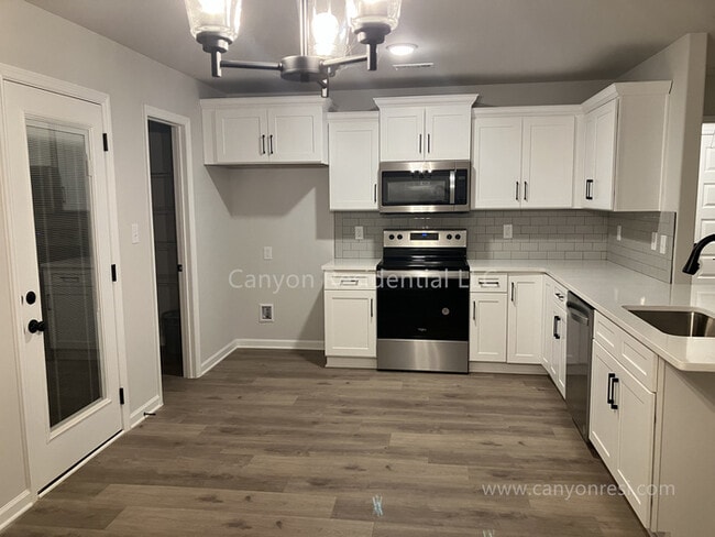 Building Photo - Beautiful, Spacious 4 BR 2 BA Home, Hurry ...