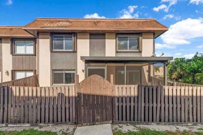 Building Photo - 2140 Sherwood Forest Blvd