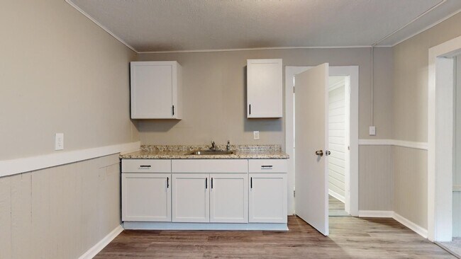 Foto del edificio - Cudell neighborhood. - 2 bedroom/1 bathroo...