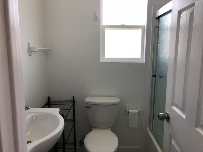 Building Photo - 2-Bedroom Richmond Home with Laundry Machi...