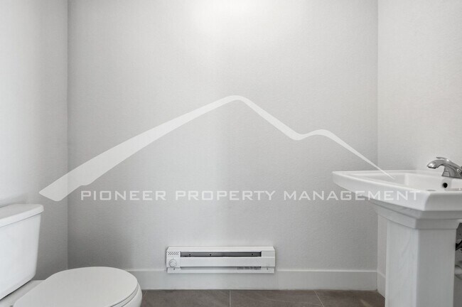 Foto del edificio - Spacious Townhouse with Central AC and 2-Car Garage