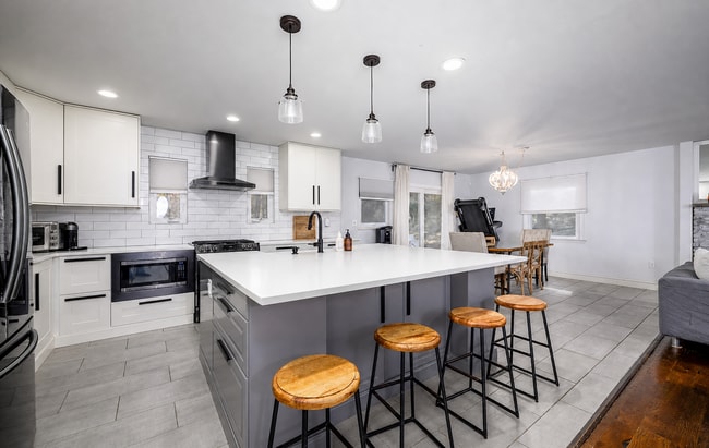 Building Photo - Renovated 4BR Ranch on Private 1.57 Acres
