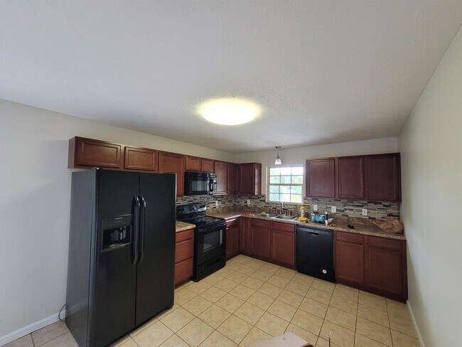 Foto del edificio - 2013 Paris Rd