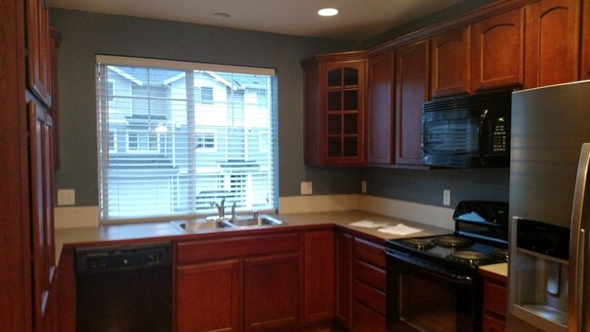 Building Photo - Beautiful 2BD/1.5BA Condo located in the Edgewater at South Hill