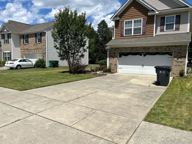 Building Photo - Well Maintained Beautiful 3Bed/2.5Bath Pro...